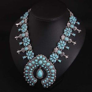 A SQUASH BLOSSOM NECKLACE IN TURQUOISE AND SILVER